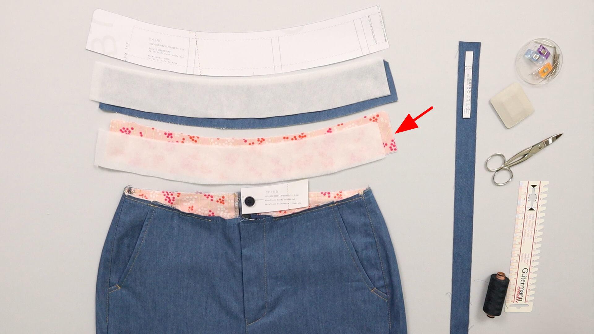 Das Bild zeigt, dass die Innenseite vom Hosenbund aus einem anderen Stoff genäht werden kann.
