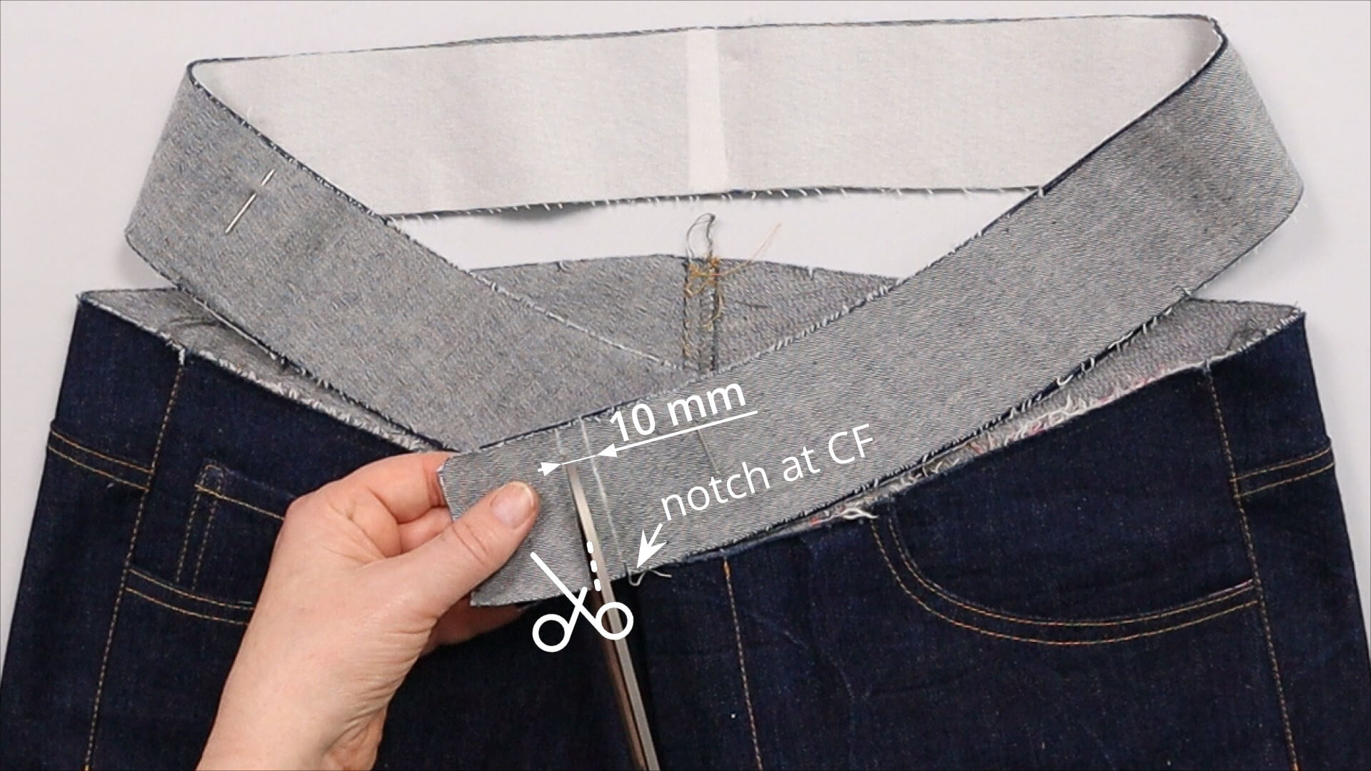 smartPATTERN sewing instructions Sew attached waistband on denim trousers - marking the seam width on the left side of the waistband