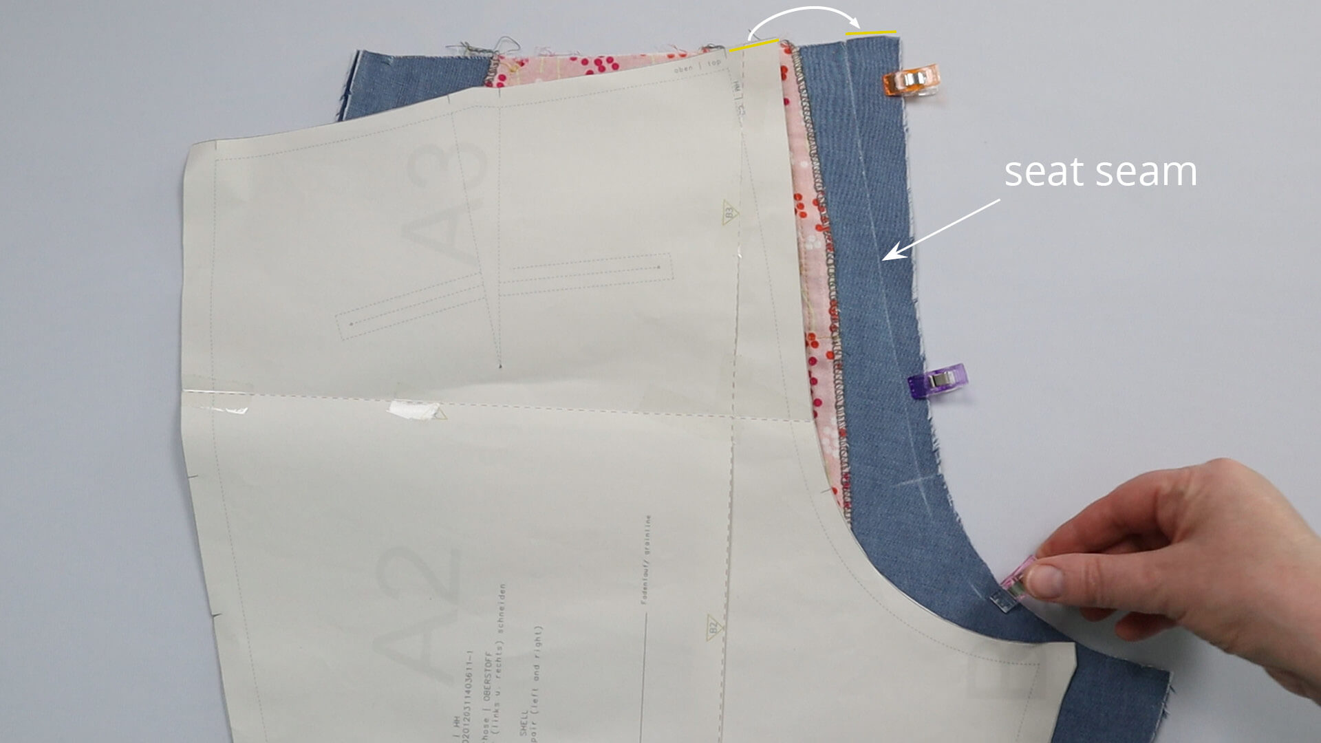 The picture shows how to mark the course of the seat seam.