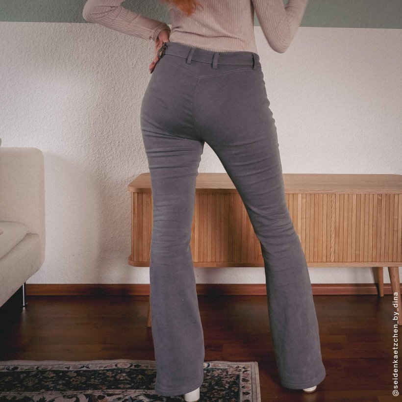 Stretch-jeans-hj02-Rückenansicht Designbeispiel einer Bootcut Frauen Stretch Jeans in Rückenansicht