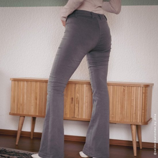 Designbeispiel einer Bootcut Frauen Stretch Jeans in Seitenansicht