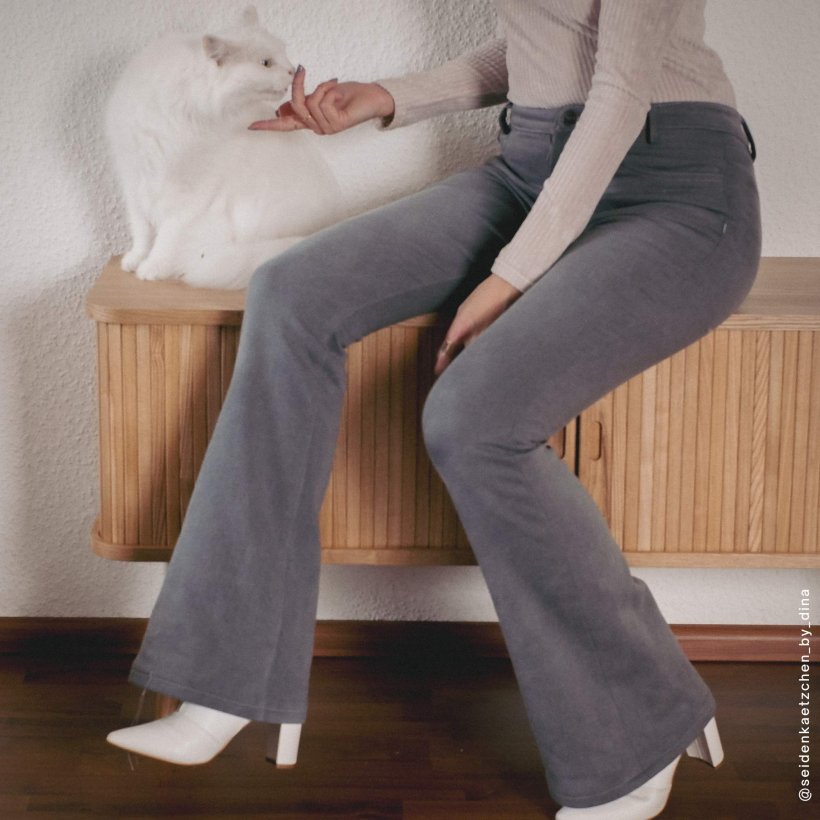 Stretch-jeans-hj02-Vorderansicht Designbeispiel einer Bootcut Frauen Stretch Jeans in Vorderansicht