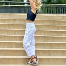 barrel-leg-jeans-hj03-mid-waist-Seite Designbeispiel für Schnittmuster einer Barrel-Leg-Jeans in Seitenansicht leichte Beinausprägung