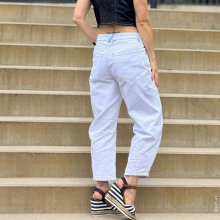 barrel-leg-jeans-hj03-mid-waist-hinten Designbeispiel für Schnittmuster einer Barrel-Leg-Jeans in Rückenansicht leichte Beinausprägung