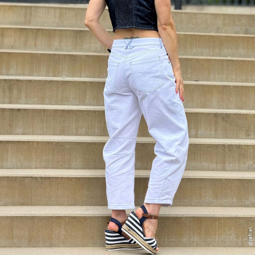 barrel-leg-jeans-hj03-mid-waist-hinten Designbeispiel für Schnittmuster einer Barrel-Leg-Jeans in Rückenansicht leichte Beinausprägung