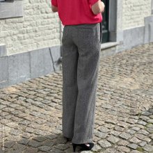 leicht-ausgestellte-Marlene-Hose-HM01-Rückenansicht Designbeispiel für Schnittmuster der Marlene Hose HM01 in Rückenansicht