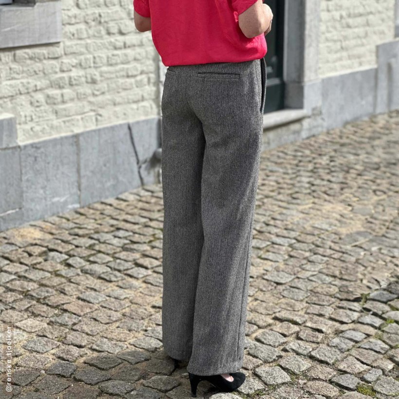 leicht-ausgestellte-Marlene-Hose-HM01-Rückenansicht Designbeispiel für Schnittmuster der Marlene Hose HM01 in Rückenansicht
