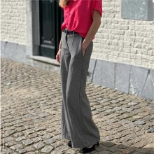 leicht-ausgestellte-Marlene-Hose-HM01-Vorderansicht Designbeispiel für Schnittmuster der Marlene Hose HM01 in leicht schräger Vorderansicht