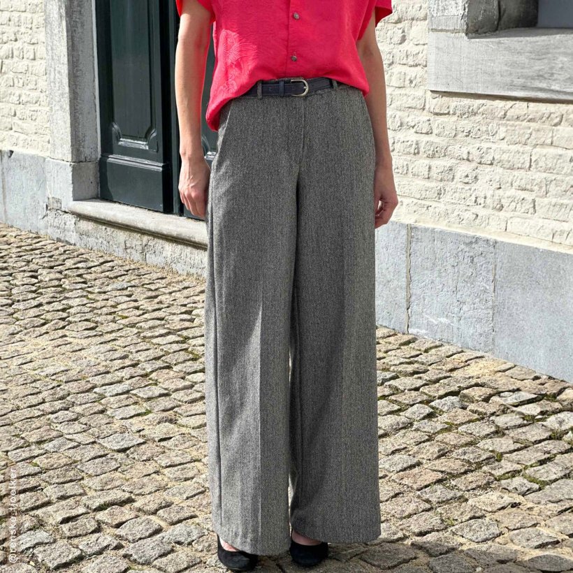leicht-ausgestellte-Marlene-Hose-HM01-Vorne2 Designbeispiel für Schnittmuster der Marlene Hose HM01 in Vorderansicht