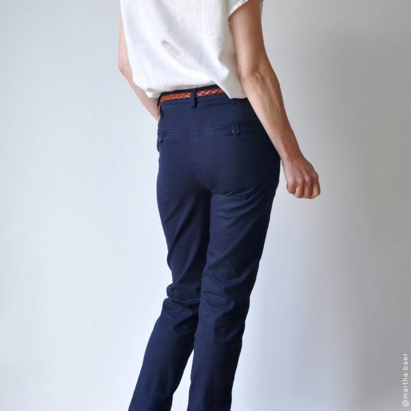 Frauen-Chino-hC01-high-waist-schmal-Rueckenansicht