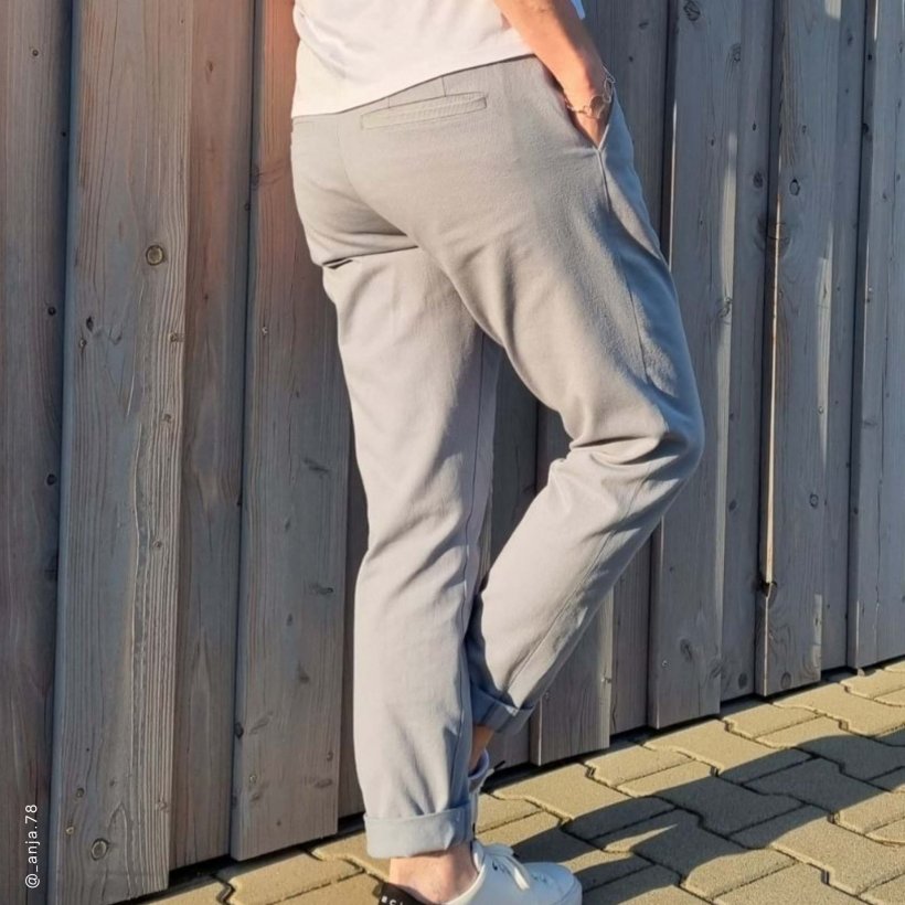 Frauen-Chino-hC02-mid-waist-klassisch-Rueckenansicht