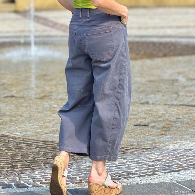 barrel-leg-mid-waist-jeans-hj09-mit-Keileinsatz-Rueckenansicht