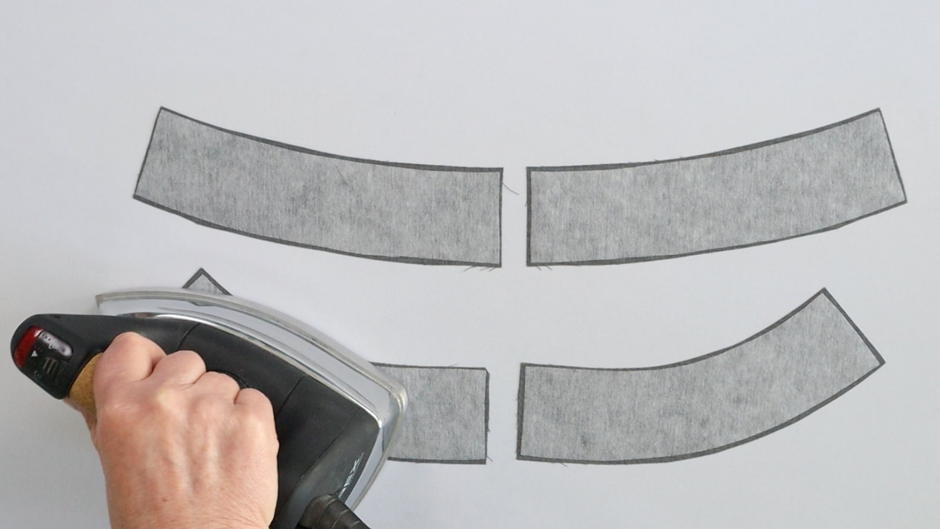 Hose mit angeschnittenem Bund zur Anprobe vorbereiten - Einlage aufbügeln