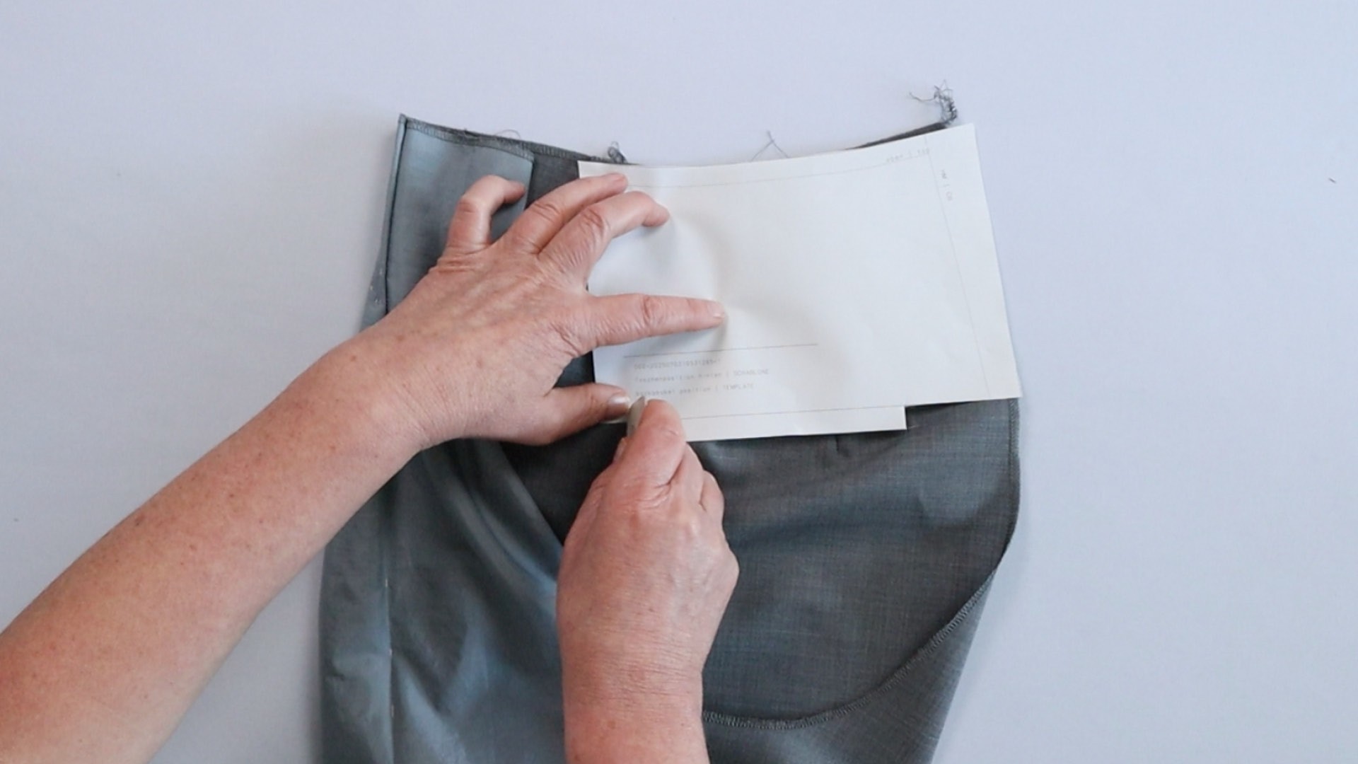 Hose mit angeschnittenem Bund zur Anprobe vorbereiten - Schablone bündig anlegen