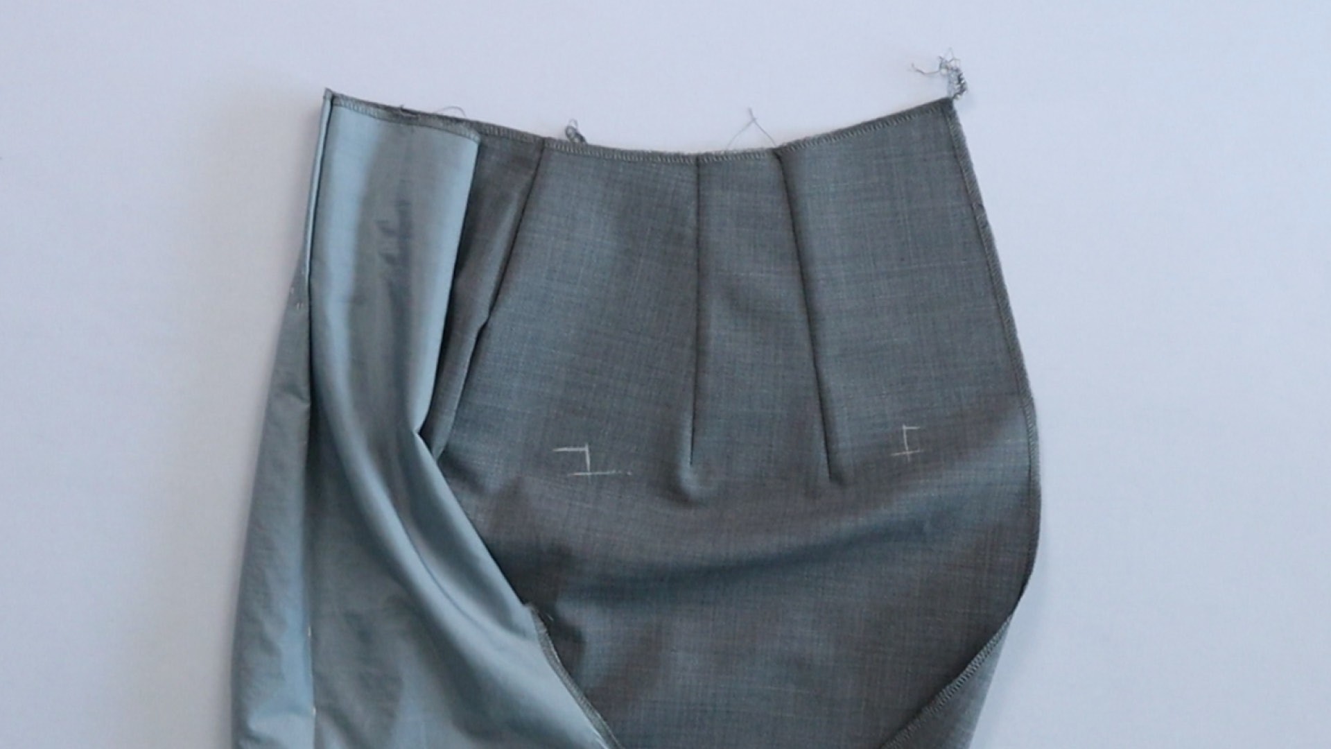 Hose mit angeschnittenem Bund zur Anprobe vorbereiten - Markierung der Paspeltaschen