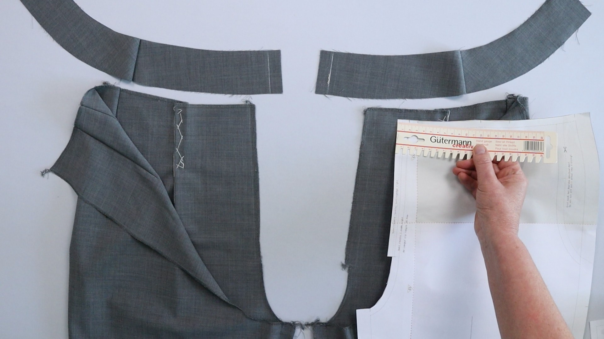 Hose mit angeschnittenem Bund zur Anprobe vorbereiten - vordere Mitte markieren