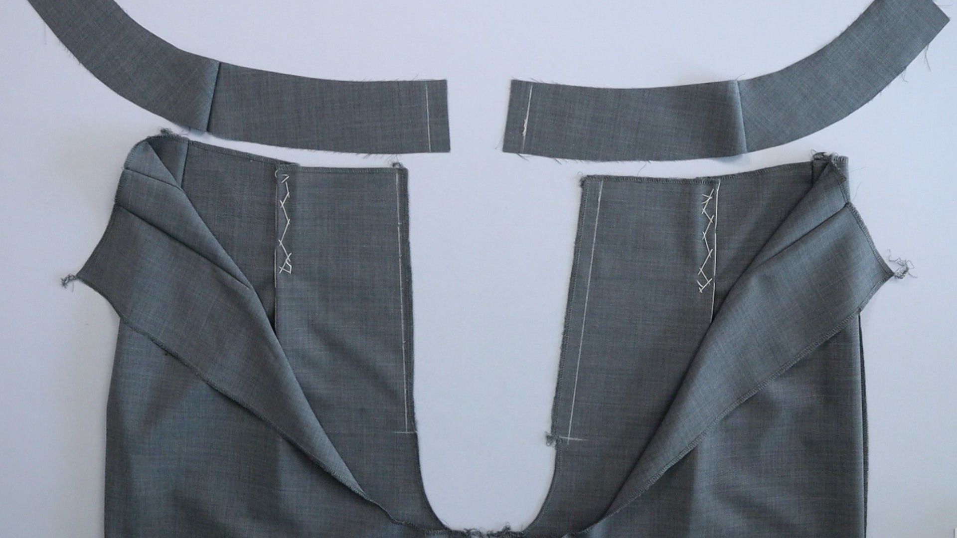 Hose mit angeschnittenem Bund zur Anprobe vorbereiten - markierte Schnittteile