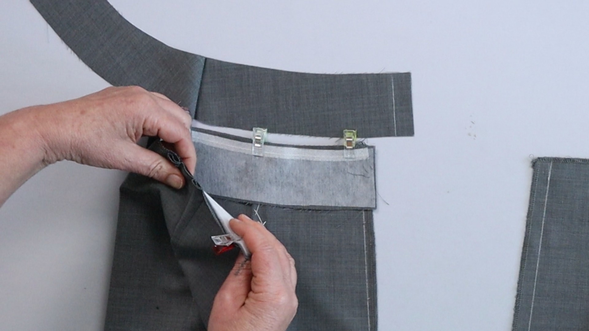 Hose mit angeschnittenem Bund zur Anprobe vorbereiten - vordere und hintere Mitte treffen aufeinander