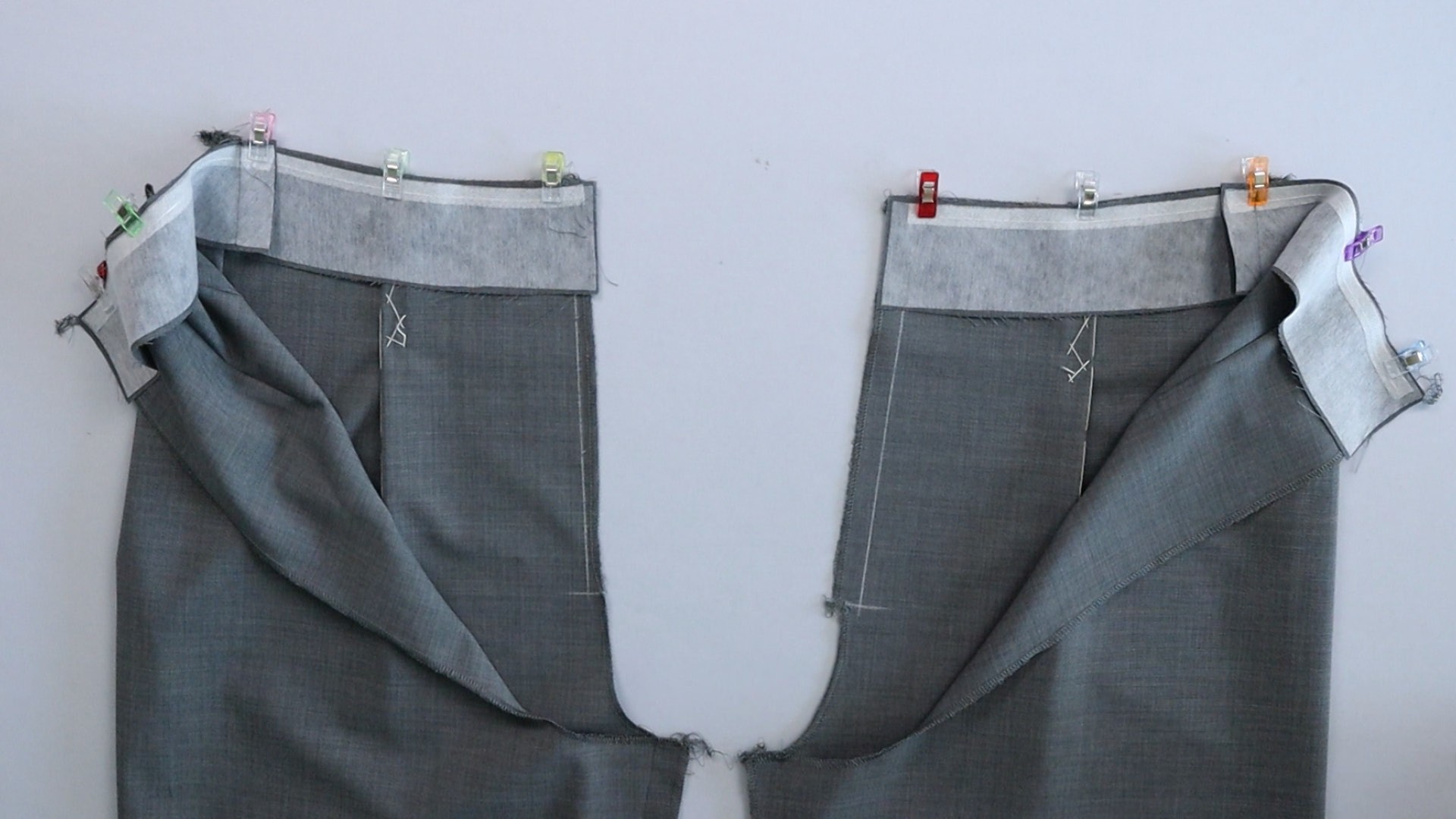 Hose mit angeschnittenem Bund zur Anprobe vorbereiten - angesteckte Bundbelege