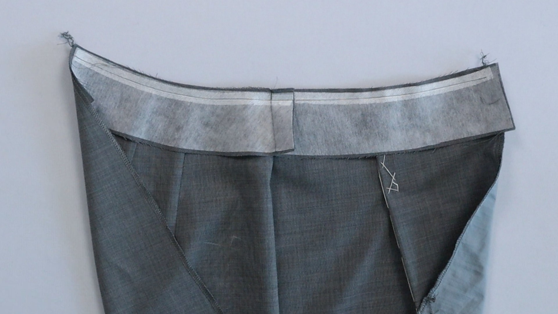 Hose mit angeschnittenem Bund zur Anprobe vorbereiten - angenähter Bundbeleg