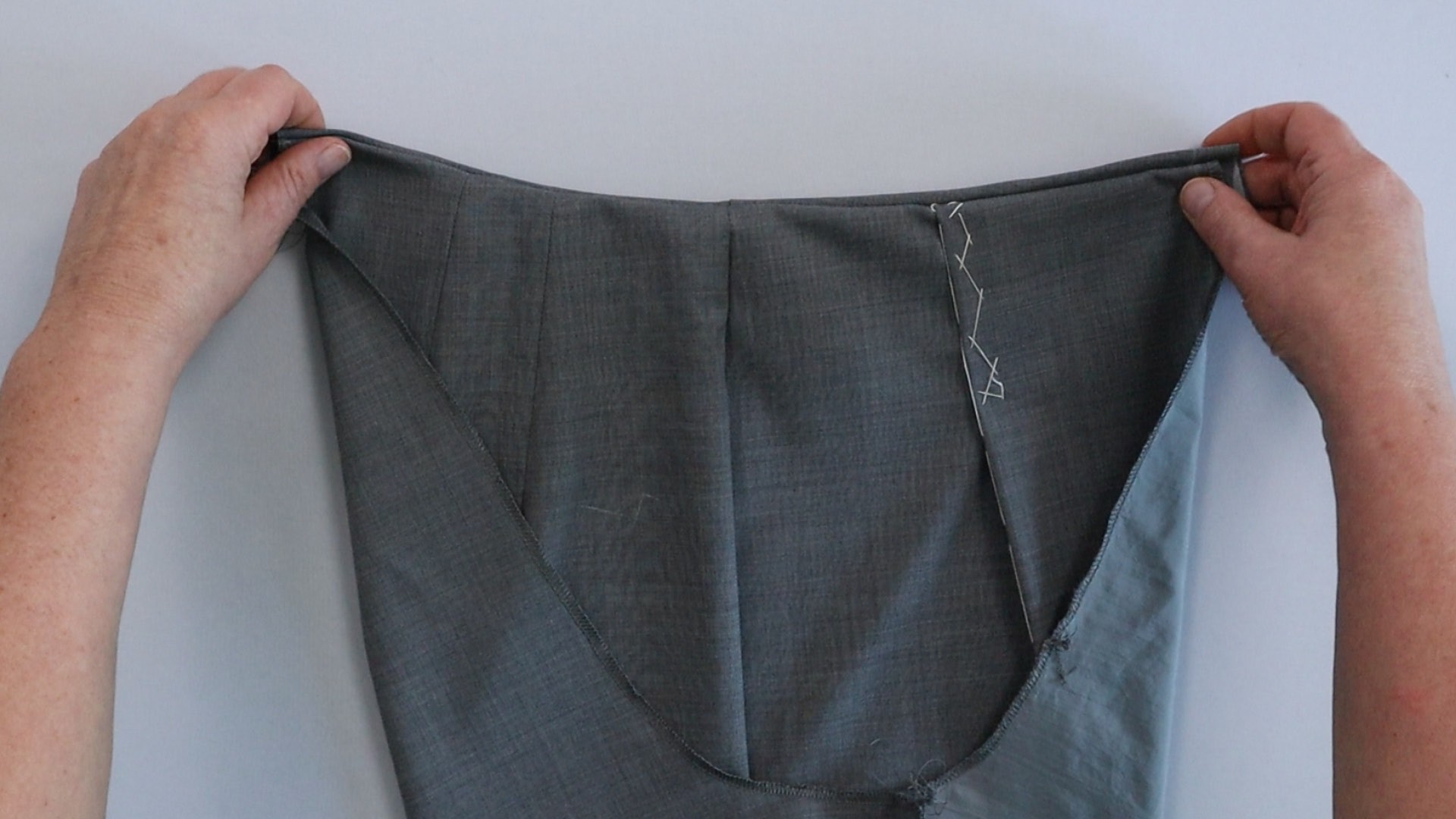 Hose mit angeschnittenem Bund zur Anprobe vorbereiten - Bundbeleg nach innen schlagen