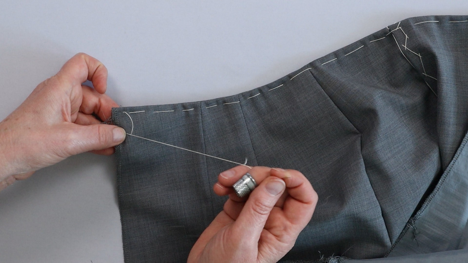 Hose mit angeschnittenem Bund zur Anprobe vorbereiten - Bundbeleg festheften