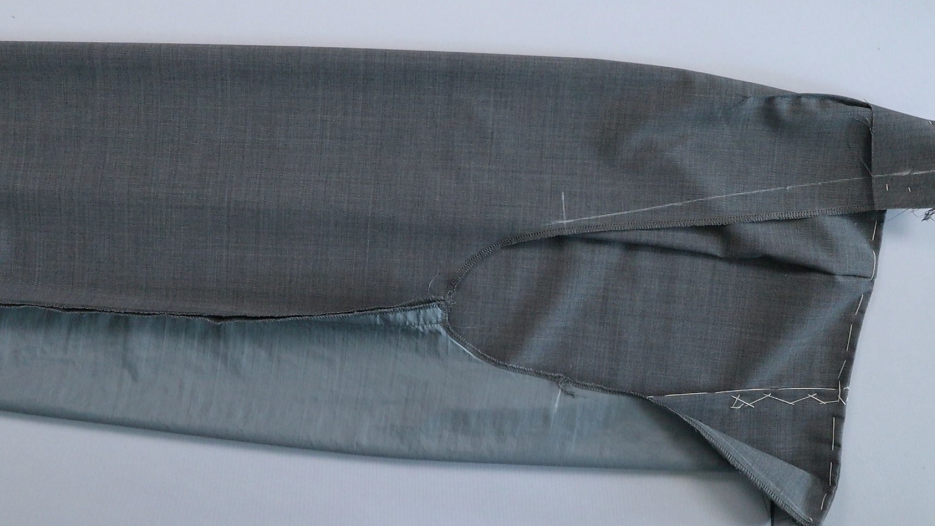 Hose mit angeschnittenem Bund zur Anprobe vorbereiten - Gesäßnahtverlauf