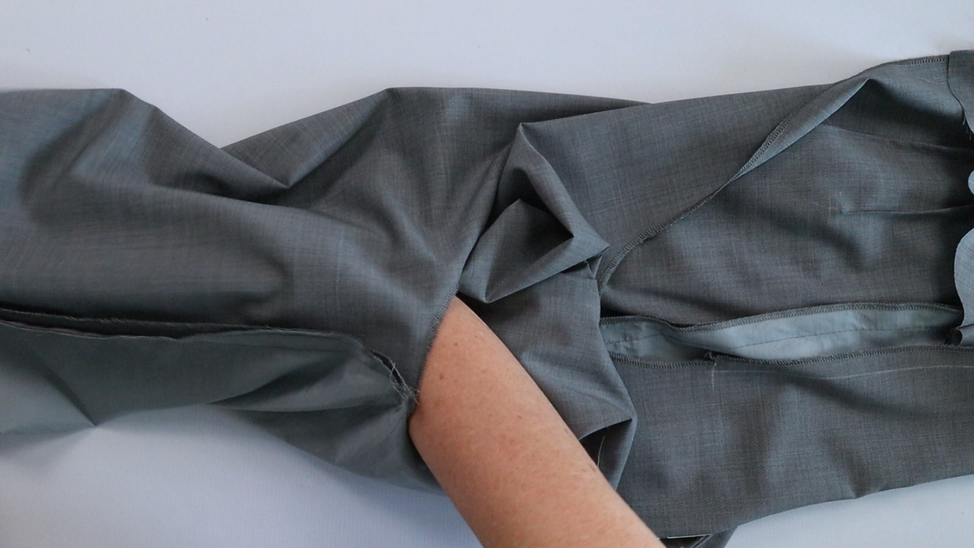 Hose mit angeschnittenem Bund zur Anprobe vorbereiten - linkes Hosenbein in rechtes schieben