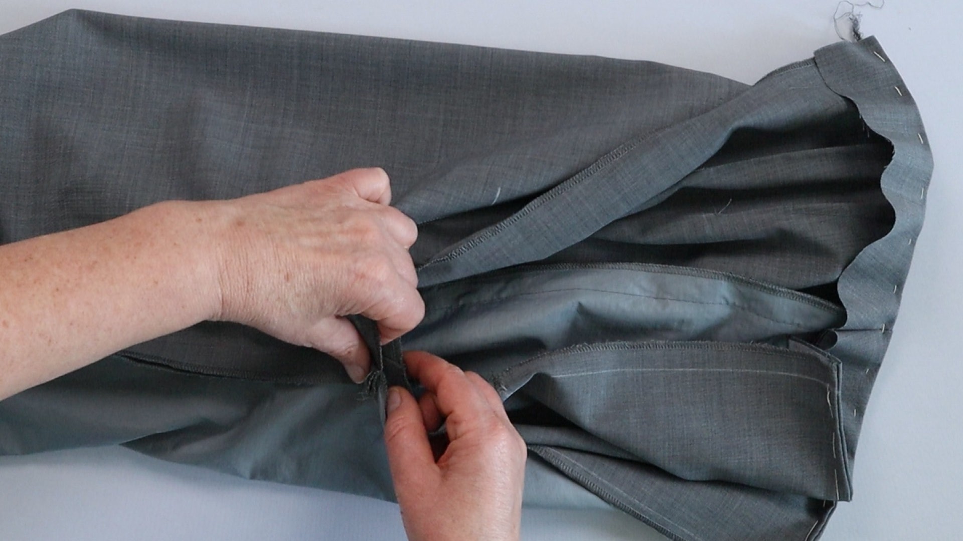 Hose mit angeschnittenem Bund zur Anprobe vorbereiten - Beinnähte treffen aufeinander