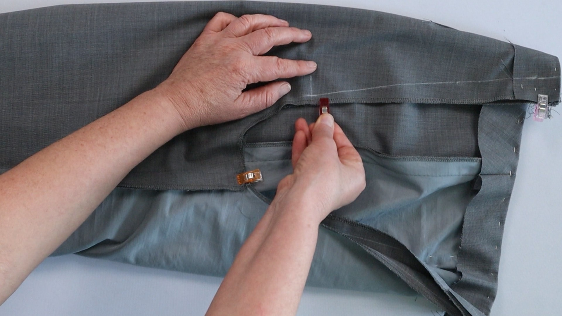 Hose mit angeschnittenem Bund zur Anprobe vorbereiten - Gesäßnaht feststecken