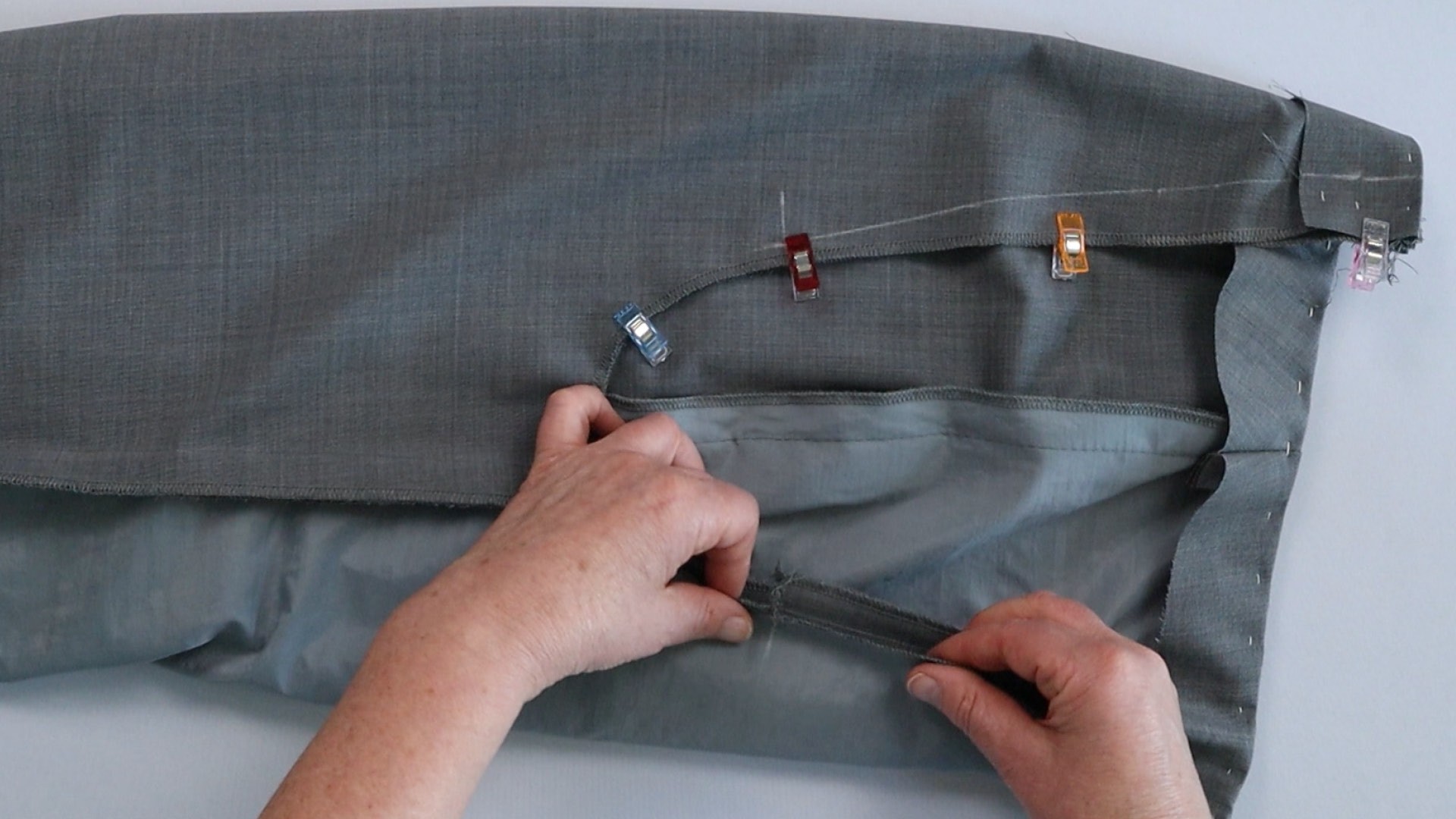 Hose mit angeschnittenem Bund zur Anprobe vorbereiten - Schrittnaht stecken