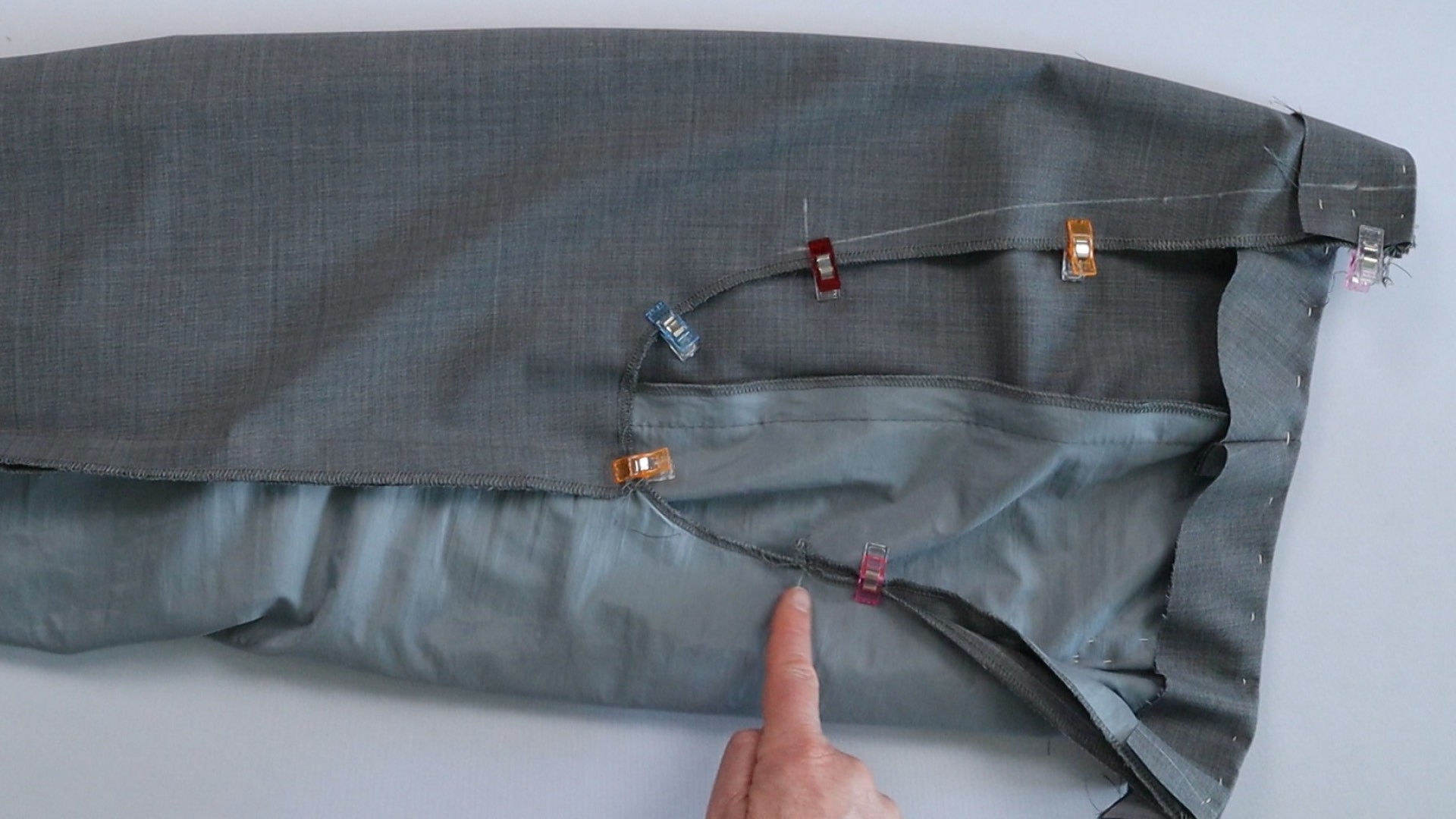 Hose mit angeschnittenem Bund zur Anprobe vorbereiten - Schlitzmarkierung