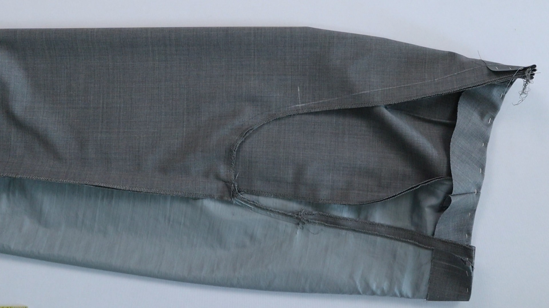 Hose mit angeschnittenem Bund zur Anprobe vorbereiten - Gesäß- und Schrittnaht nähen