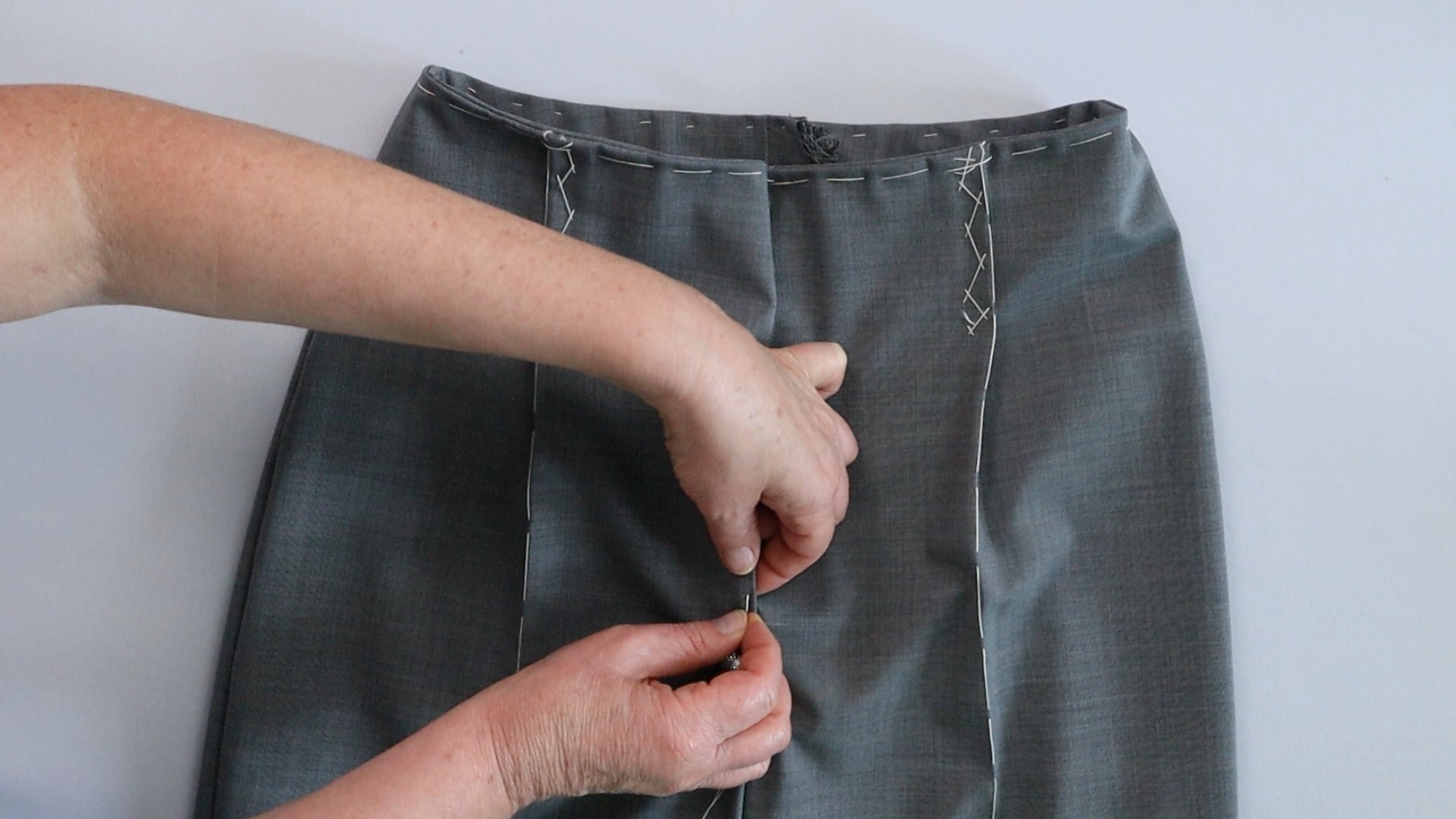 Hose mit angeschnittenem Bund zur Anprobe vorbereiten - vordere Kante heften