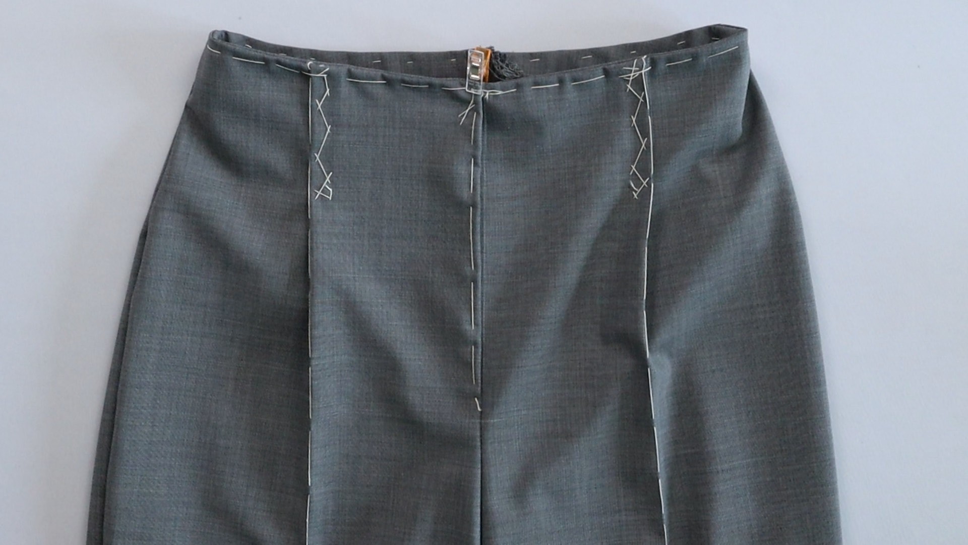 Hose mit angeschnittenem Bund zur Anprobe vorbereiten - zur Anprobe vorbereitete Hose