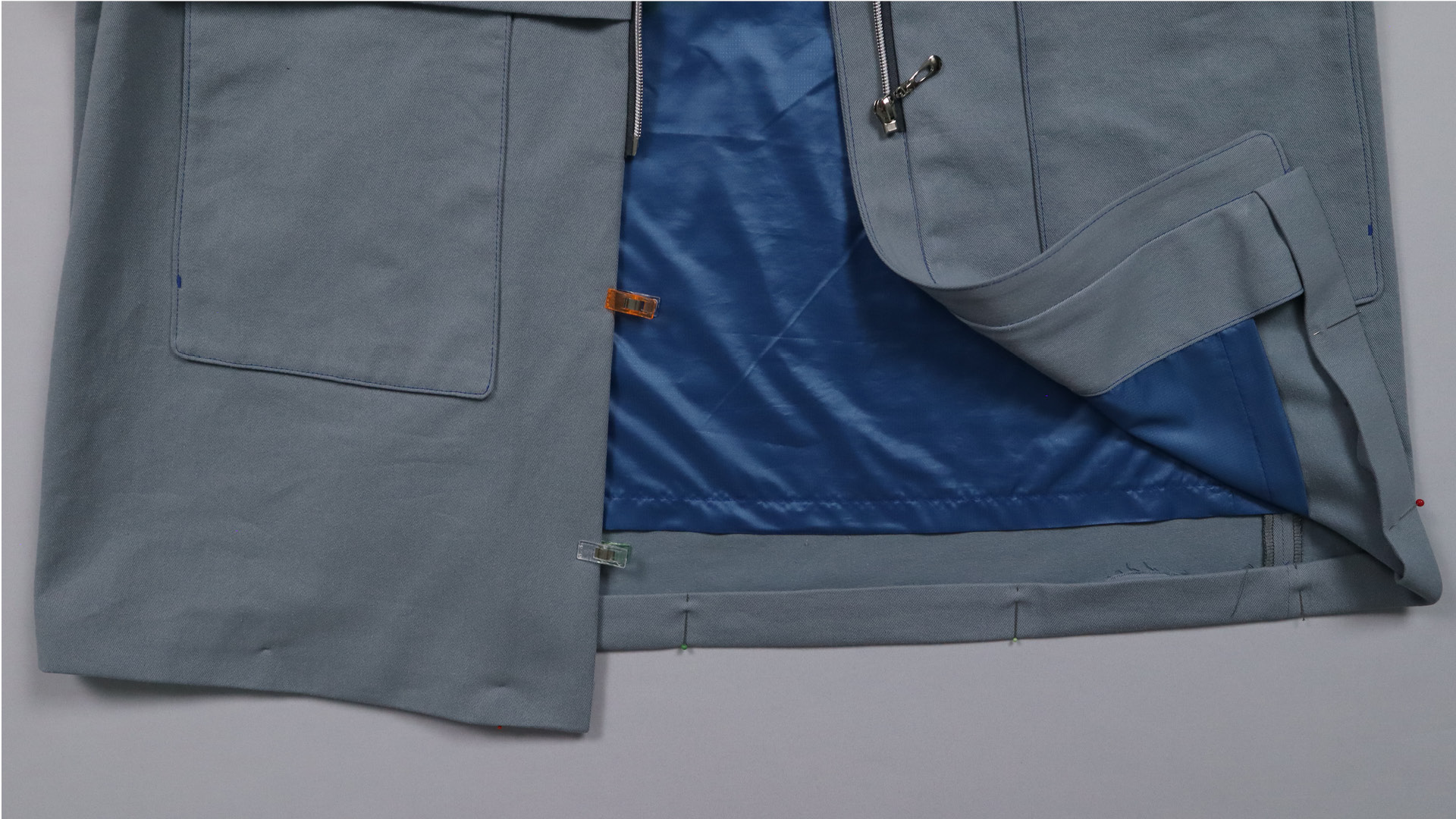 Parka mit Kapuze nähen - Die vorderen Kanten werden abgesteppt.