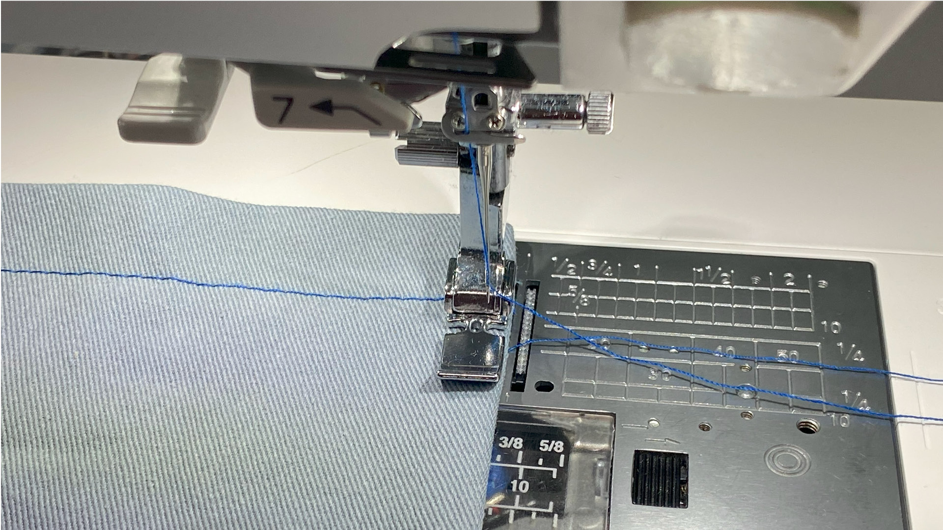 Parka mit Kapuze nähen - Knappkantiges Absteppen mit dem Reißverschlussfuß.