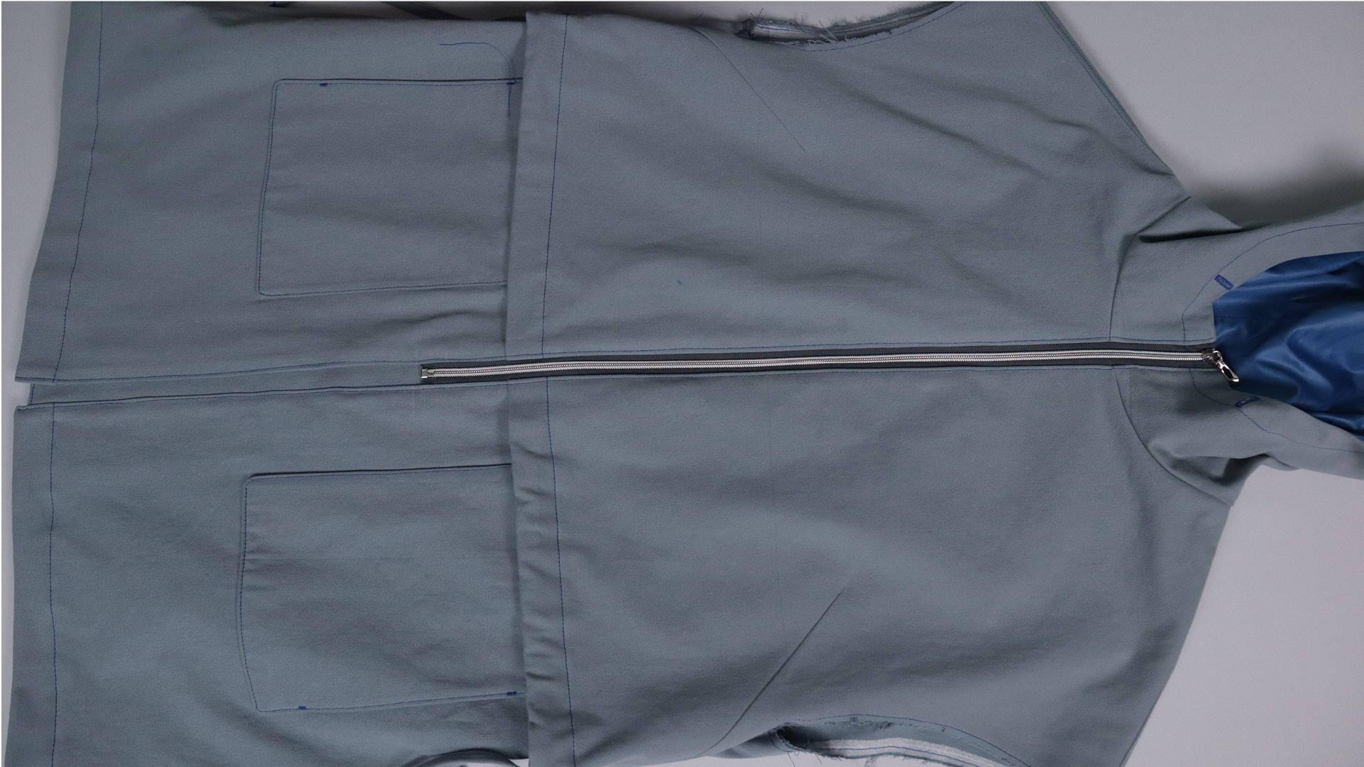 Parka mit Kapuze nähen - Saum und vordere Kanten sind abgesteppt.