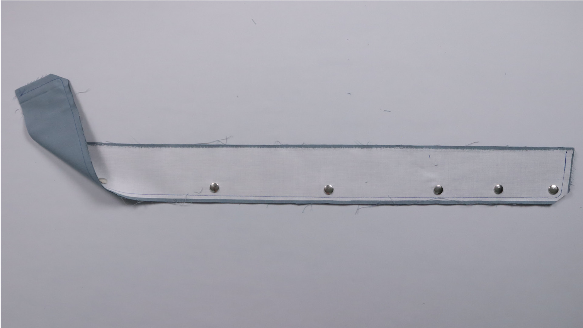 Parka mit Kapuze nähen - Übertritt mit Druckknöpfen.