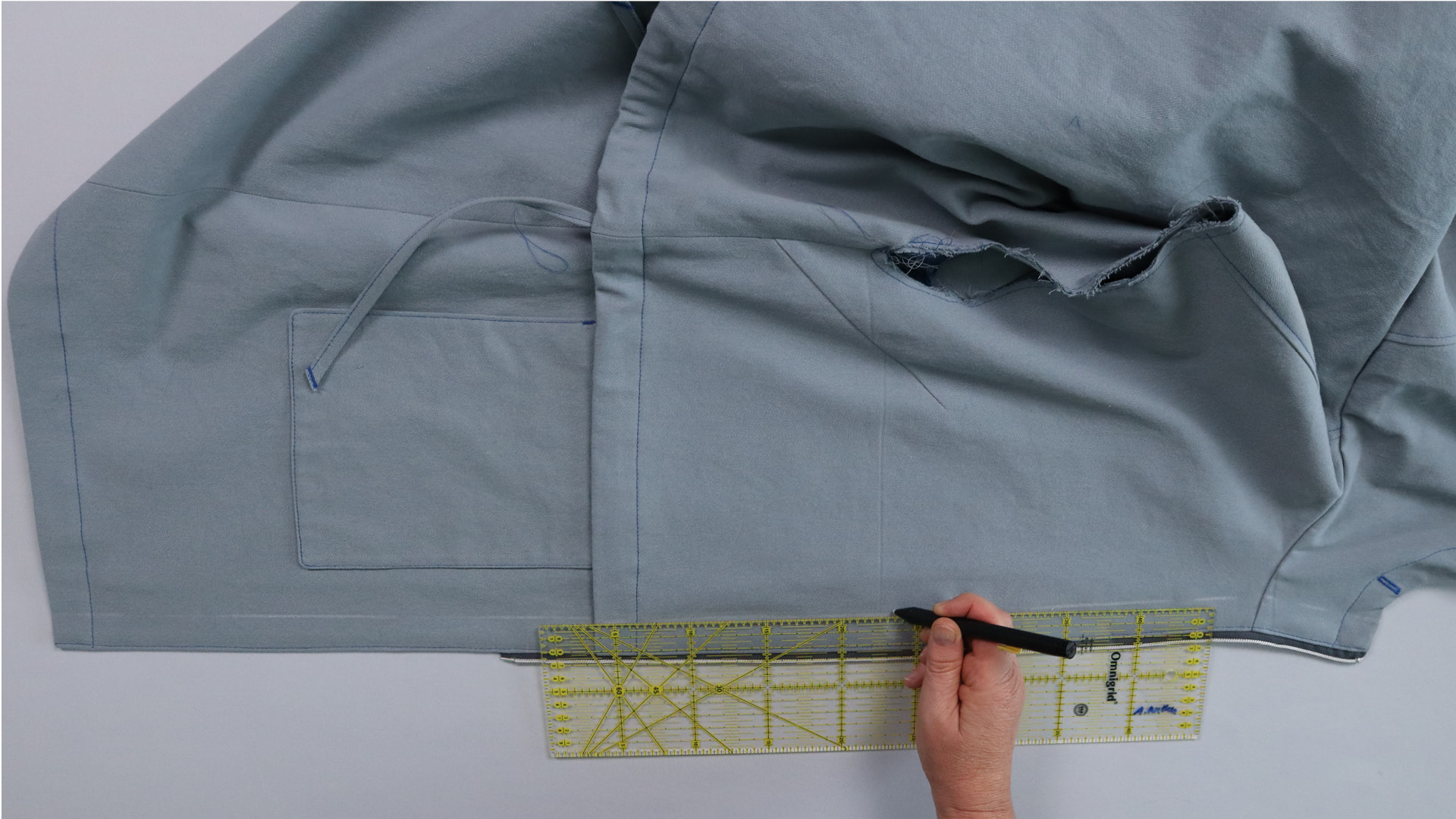 Parka mit Kapuze nähen - Die Anlegelinie für den Übertritt wird markiert.