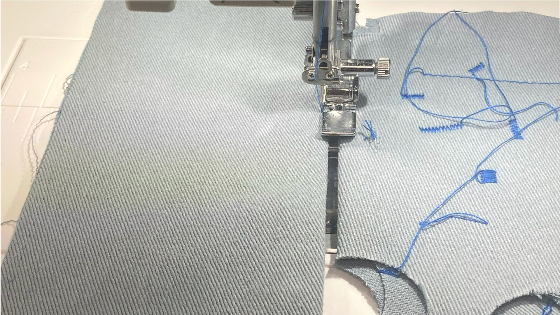 Parka mit Kapuze nähen - Der Übertritt wird knappkantig abgesteppt.