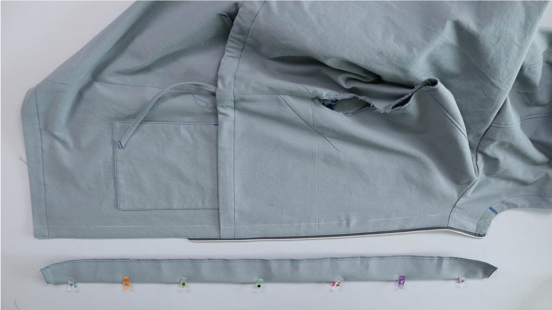 Parka mit Kapuze nähen - Die hintere Kante wird mit einer Hilfsnaht gesichert.