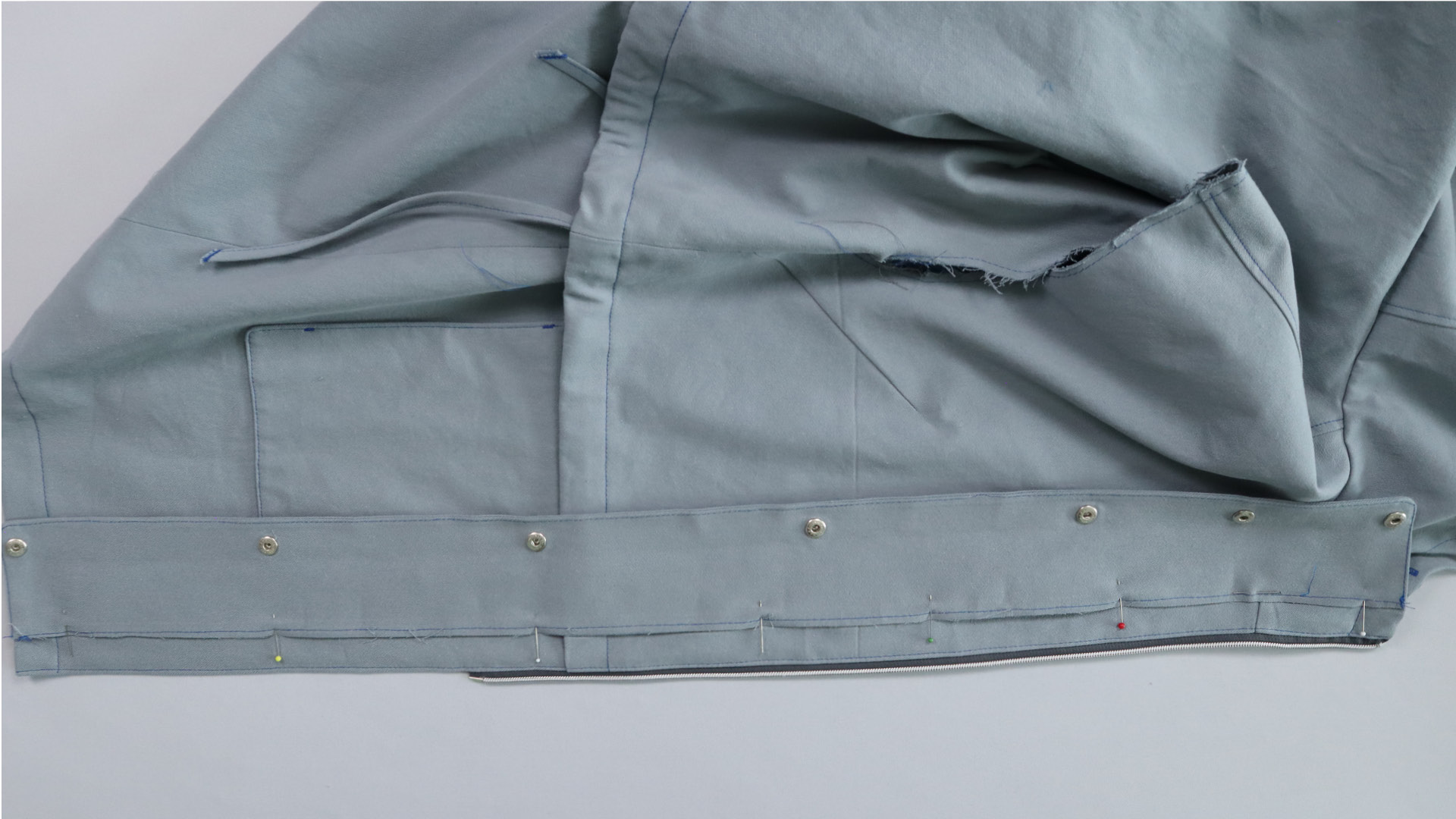 Parka mit Kapuze nähen - Der Übertritt wird auf das Vorderteil gesteckt.