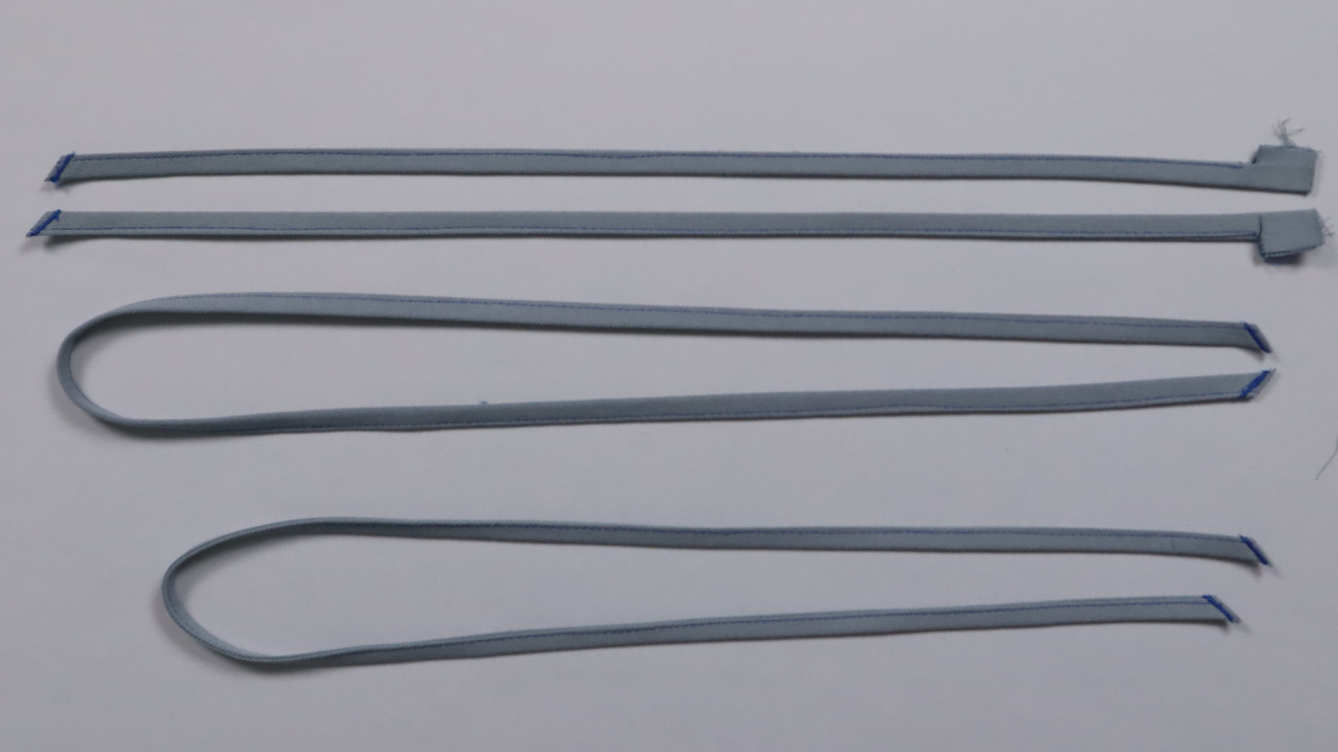 Parka mit Kapuze nähen - Alle benötigten Bänder für Koller und Kapuze.