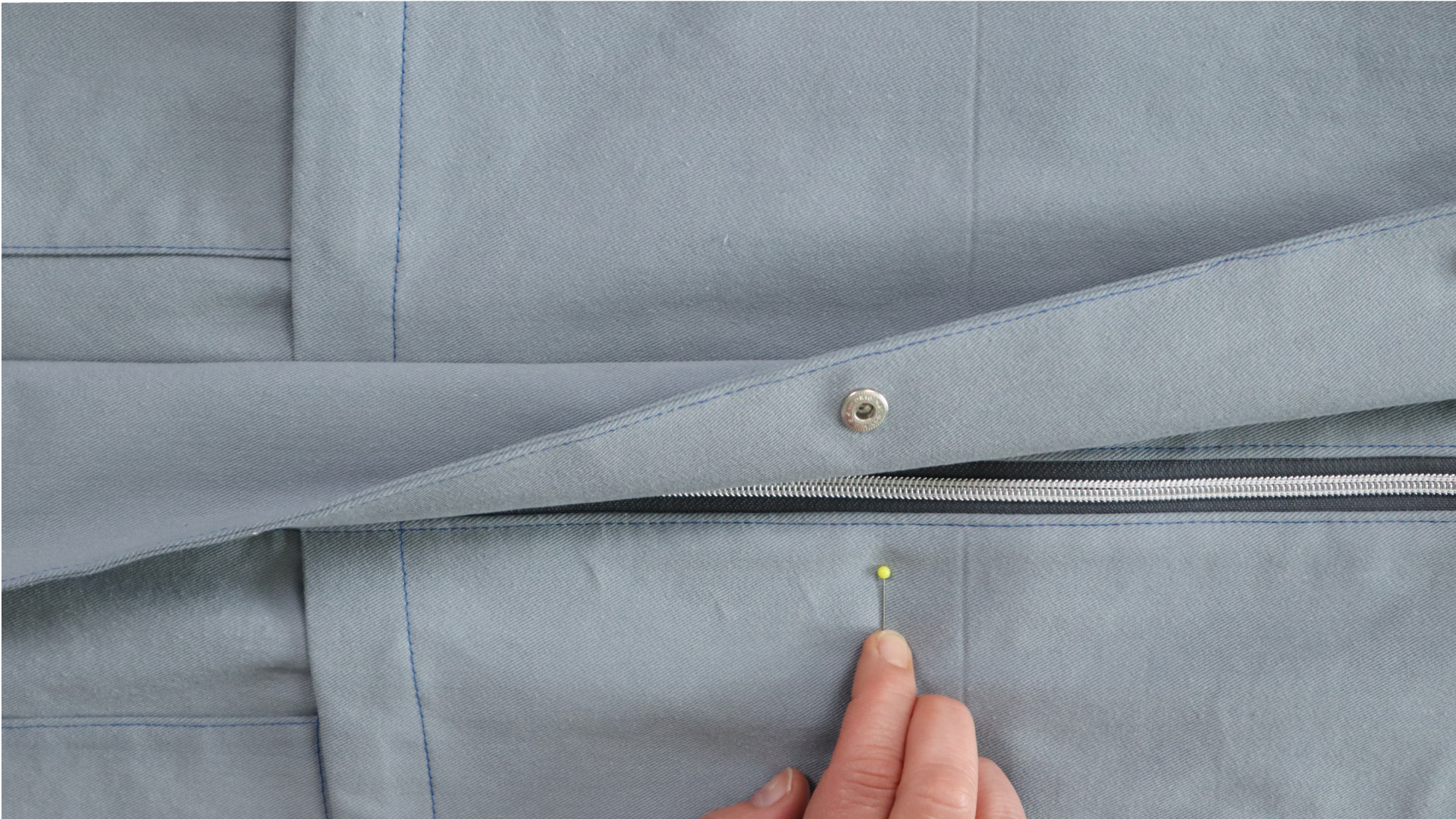 Parka mit Kapuze nähen - Die Position der Druckknöpfe wird markiert.