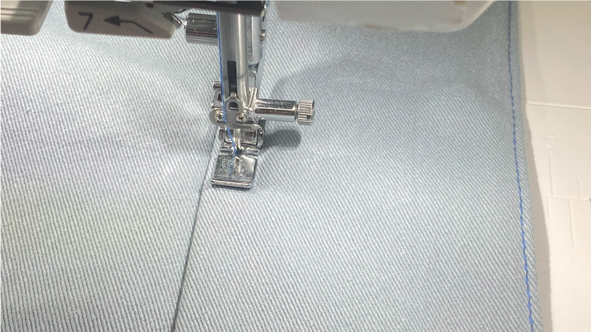 Parka mit Kapuze nähen - Der Übertritt wird abgesteppt.