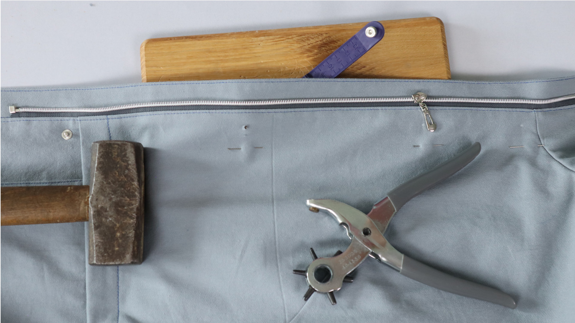 Parka mit Kapuze nähen - Unterteile der Druckknöpfe anbringen