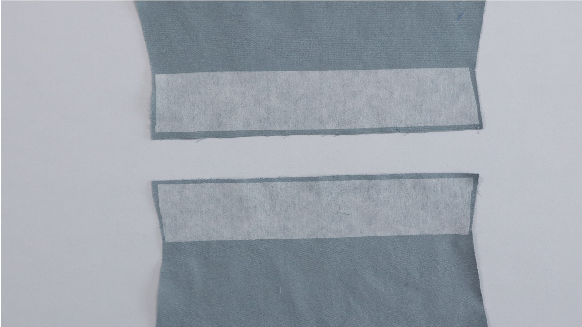 Parka mit Kapuze nähen - Die Ärmelsäume werden verstärkt.