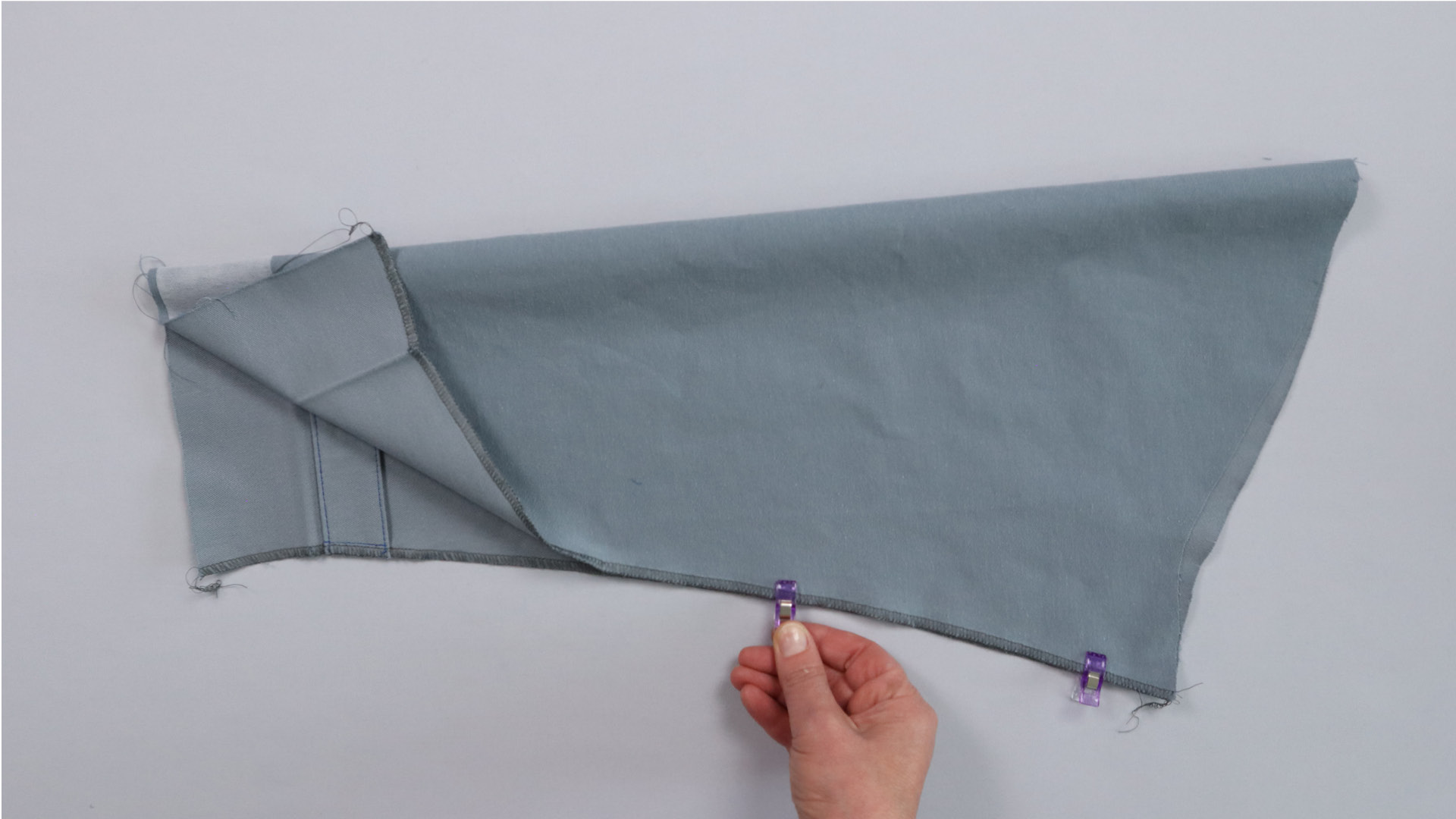 Parka mit Kapuze nähen - Die Ärmelnaht wird gesteckt.