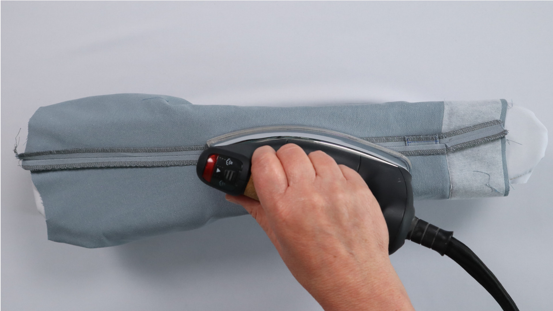 Parka mit Kapuze nähen - Die Nahzugaben der Ärmelnaht werden auseinander gebügelt.